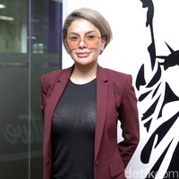 Nikita Mirzani menjalani botox dahi dan rahang. Untuk menyeimbangkannya, Nikita juga menjalani filler di area pelipis, pipi dan dagu. Foto: Rafida Fauzia/detikcom