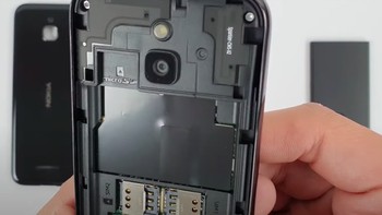 Bagian belakang bisa dilepas untuk memasukkan baterai dan kartu SIM. Foto: Electrodeal