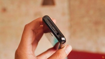 Jika dulu Nokia 8000 adalah HP premium, Nokia 4G versi baru bahannya dari plastik walau desainnya tetap terlihat menarik. Foto: Electrodeal