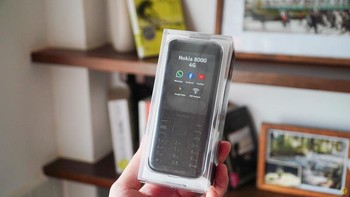 Nokia 8000 sebenarnya bukan nama satu jenis ponsel, melainkan seri yang dulu dikeluarkan Nokia antara tahun 1996 sampai 2007 dan waktu itu cukup tenar. Ini kemasan versi barunya yang terinspirasi desain masa lalu, namanya Nokia 8000 4G. Foto: Electrodeal
