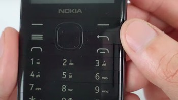 Tombol fisiknya yang mendominasi bagian depan cukup besar. Foto: Electrodeal