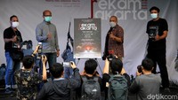 Pembukaan dihadiri oleh perwakilan dari Lembaga Penjamin Simpangan (LPS) Muhamad Yusron (kedua kiri), Ketua Pewarta Foto Indonesia Reno Esnir (kedua kanan), Sekretaris Pewarta Foto Indonesia Jakarta, dan ketua panitia penyelenggara Pameran.