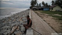 Warga beraktivitas di kawasan Desa Teluk Rhu, Rupat Utara, Bengkalis, Kamis (19/11/2020). 