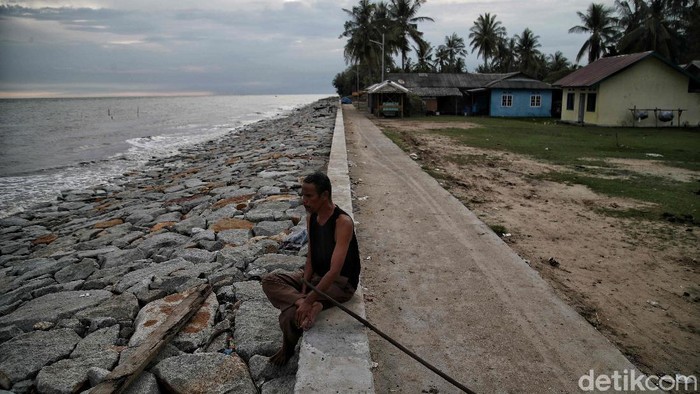 Pantai Desa Teluk Ruh Rupat Utara Terancam Abrasi Warga beraktivitas di kawasan Desa Teluk Rhu, Rupat Utara, Bengkalis, Kamis (19/11/2020).