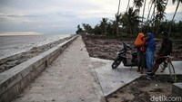 Saat ini pantai di kawasan Teluk Rhu telah dibangun dinding pengaman pantai. 