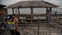 Lalu pantai di Desa Teluk Rhu, Rupat Utara, Bengkalis, semakin dimakan abrasi. Kuatnya hempasan ombak Selat Melaka membuat bibir pantai di Desa Teluk Rhu mengalami abrasi yang cukup parah. Pradita Utama/detikcom  