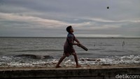 Pembangunan pengaman pantai tersebut bersumber dari dana APBN dengan panjang 500 meter. 
