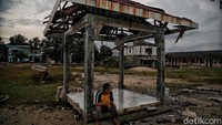 Apalagi saat ini dampak abrasi tersebut sudah merusak pagar tempat pemakaman umum yang ada di bibir pantai tersebut. 