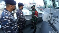 Mayjen TNI Dedy Kusmayadi juga memeriksa kesiapan kapal tempur KRI John Lie di Pelabuhan JICT II.