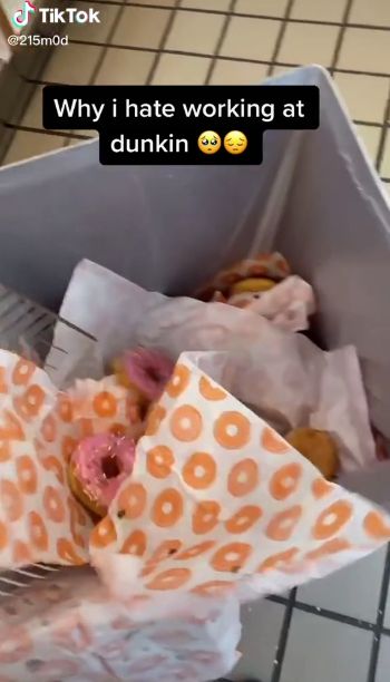 Pegawai Dunkin Buang Donat yang Tak Laku Terjual