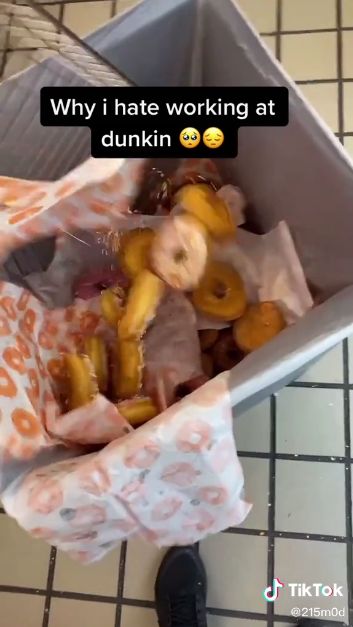 Pegawai Dunkin Buang Donat yang Tak Laku Terjual