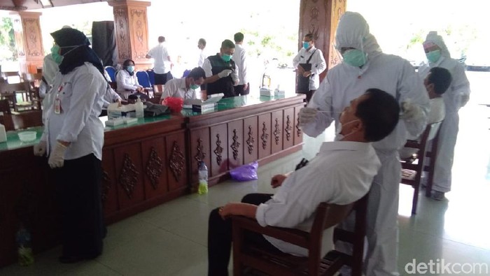 Pemkab Bojonegoro menggelar swab antigen kepada 48 pejabat. Dari puluhan kepala kantor yang diambil sampelnya, ada yang positif COVID-19.