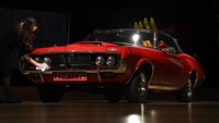 Selain rak ski, mobil ikonik itu juga dilengkapi dengan dua pasang ski kayu seperti yang muncul dalam salah satu adegan di film James Bond On Her Majestys Secret Service.