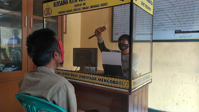 Penyidik menunjukan kunci pipa yang dipakai penganiaya imam masjid di Garut