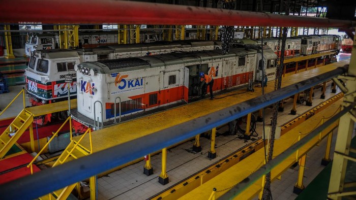 Aktivitas petugas di Dipo Lokomotif PT KAI Daop 2 Bandung, Jawa Barat, Jumat (4/12/2020). PT KAI Daop 2 Bandung menyediakan 26 lokomotif untuk armada transportasi pada masa libur Natal dan Tahun Baru 2021. ANTARA FOTO/Raisan Al Farisi/foc.