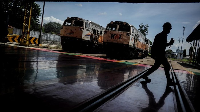 Aktivitas petugas di Dipo Lokomotif PT KAI Daop 2 Bandung, Jawa Barat, Jumat (4/12/2020). PT KAI Daop 2 Bandung menyediakan 26 lokomotif untuk armada transportasi pada masa libur Natal dan Tahun Baru 2021. ANTARA FOTO/Raisan Al Farisi/foc.