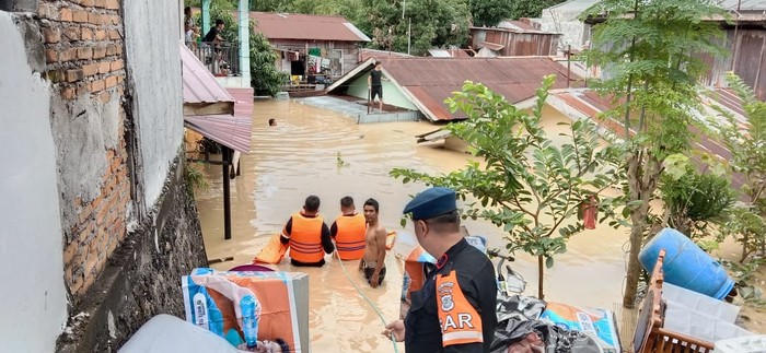 Personel Brimob Polda Sumut evakuasi warga korban banjir Medan (dok. Istimewa)
