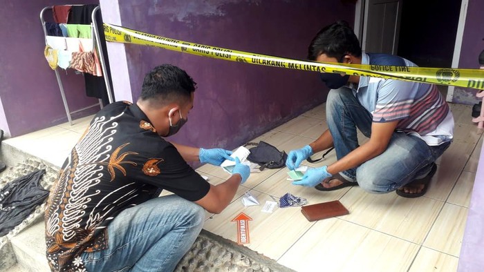 Petugas melakukan olah TKP penemuan mayat wanita di kos, Purworejo, Jumat (4/12/2020).