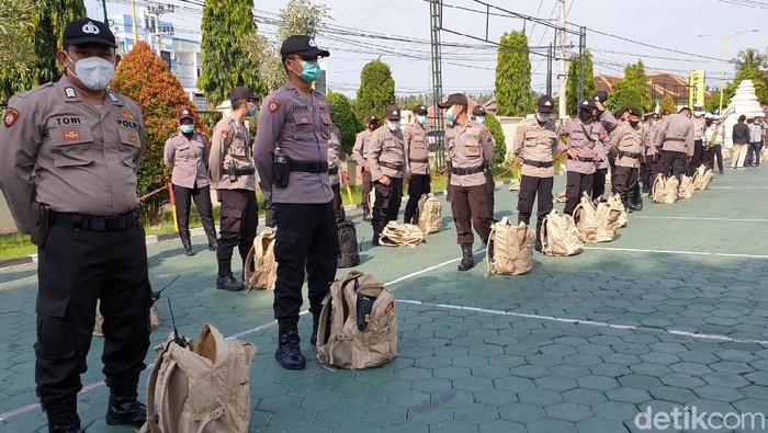 Polisi Banyuwangi akan menerjunkan 732 personel dalam Pilbup Banyuwangi, 9 Desember mendatang. Mereka dilengkapi Alat Pelindung Diri (APD) dan menjalani rapid test.
