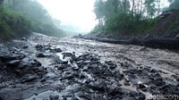 Petugas dari Badan Penanggulangan Bencana Daerah (BPBD) Kabupaten Lumajang menghimbau kepada masyarakat agar tidak mendekati aliran lahar gunung semeru karena membahayakan. Petugas juga melakukan patroli ke bantaran sungai untuk memastikan warga tidak ada yang mendekat ke daerah aliran sungai yang dialiri lahar dingin gunung semeru karena sangat membahayakan keselamatan.