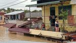 Potret Banjir Seatap Rumah di Medan