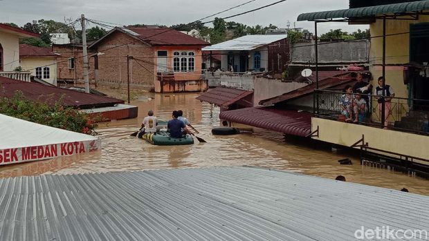 The floods affected several areas in Medan Maimun, Medan.  The height of the flood in this area reaches the roofs of the residents' houses.