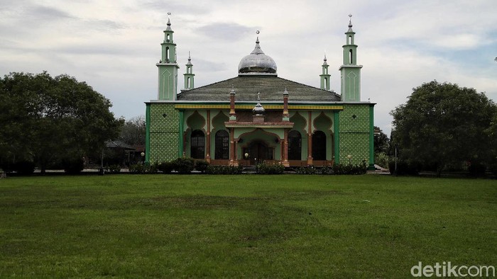 Masjid Agung atau masjid Raya Al-Badar ini merupakan satu-satunya Masjid besar yang berada di kawasan Rupat. Intip yuks.