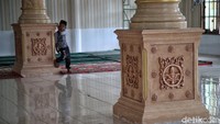 Pilar-pilar besar sebagai penyangga utama bangunan masjid pun berdiri dengan kokoh dan indah dilengkapi ornamen atau ukiran khas melayu.