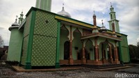 Beginilah penampakan Masjid Raya Al-Badar yang berada di Pulau Rupat. Warna masjid ini didominasi oleh warna hijau dan ornamen berwarna cokelat keemasan.