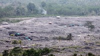 Penambangan pasir di aliran sungai Gunung Semeru pada saat erupsi dan musim hujan berpotensi membahayakan pekerja jika terjadi banjir lahar dingin.