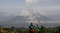 Gunung Semeru sendiri kembali mengeluarkan material vulkanik pada Kamis (3/12/2020) kemarin.