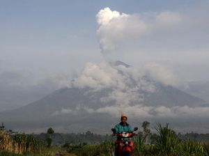 Waspada! Gunung Semeru Masih Aktif Keluarkan Awan Panas