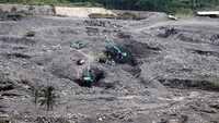 Suasana aktivitas penambangan pasir di aliran Sungai Besuk Kobokan, Pronojiwo, Lumajang, Jawa Timur, Kamis (3/12/2020).