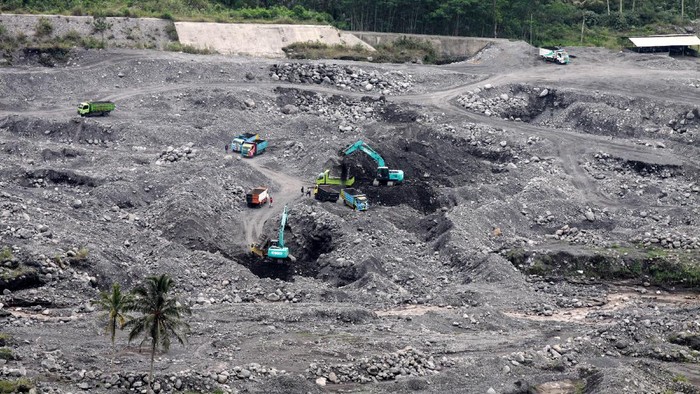 Meski Gunung Semeru tengah erupsi, proses penambangan pasir di aliran sungai Gunung Semeru tetap berlangsung. Begini potretnya.