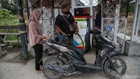 Sejumlah warga mengisi bensin di salah satu pom bensin mini di kawasan Pulau Rupat Selatan, Bengkalis, Riau.