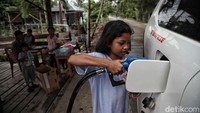 Para penjual bensin mengaku setiap bulannya mereka membeli bensin tersebut di Dumai dengan pengiriman melalui jalur laut. 