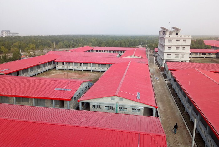 Ribuan pengungsi Rohingya mulai direlokasi ke Bhanshan Char hari ini. Bhanshan Char merupakan pulau kontroversial karena lokasinya terpencil dan rawan banjir.