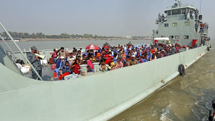 Potret Ribuan Pengungsi Rohingya Direlokasi Massal ke Pulau Terpencil Ribuan pengungsi Rohingya mulai direlokasi ke Bhanshan Char hari ini. Bhanshan Char merupakan pulau kontroversial karena lokasinya terpencil dan rawan banjir.