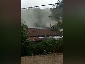 Puting Beliung di Kendari, Atap Rumah Beterbangan
