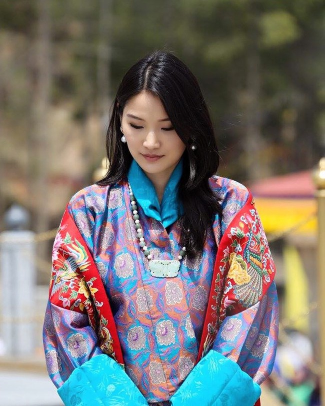 Hampir di setiap kesempatan, Jetsun Pema menggunakan pakaian tradisional Bhutan. Foto: Instagram @queenjetsunpema
