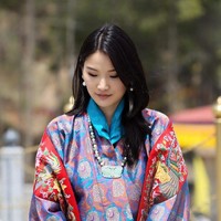 Hampir di setiap kesempatan, Jetsun Pema menggunakan pakaian tradisional Bhutan. Foto: Instagram @queenjetsunpema