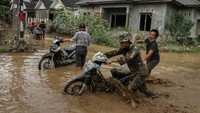 Pihak berwenang mengimbau kepada warga setempat untuk tetap waspada dan tidak tinggal untuk sementara di perumahan tersebut karena curah hujan yang diperkirakan masih tinggi yang dapat menyebabkan kembali terjadinya banjir susulan.