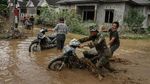 Relawan-TNI Evakuasi Warga Terdampak Banjir Medan