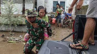Relawan-TNI Evakuasi Warga Terdampak Banjir Medan