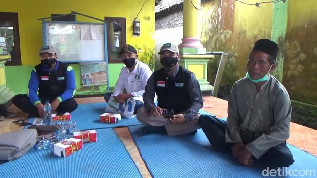 relawan selamatkan kelinci milik pengungsi semeru