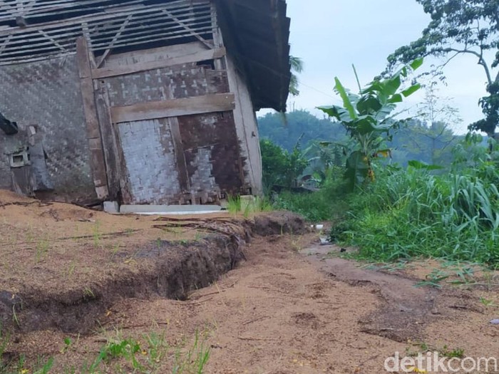 Retakan dan pergerakan tanah di Sukabungah Cianjur bertambah parah akibat hujan yang terus mengguyur