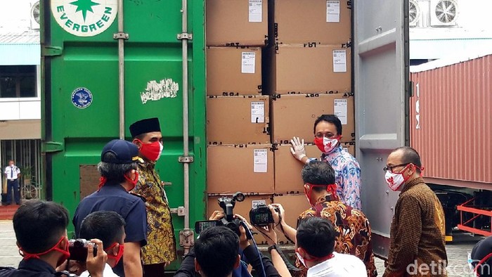 RI Ekspor Sapu hingga APD di Tengah Pandemi Sejumlah produk diekspor di tengah pandemi COVID-19 yang melanda Indonesia. Produk yang diekspor diantaranya makanan, jamu, produk herbal, hingga masker.