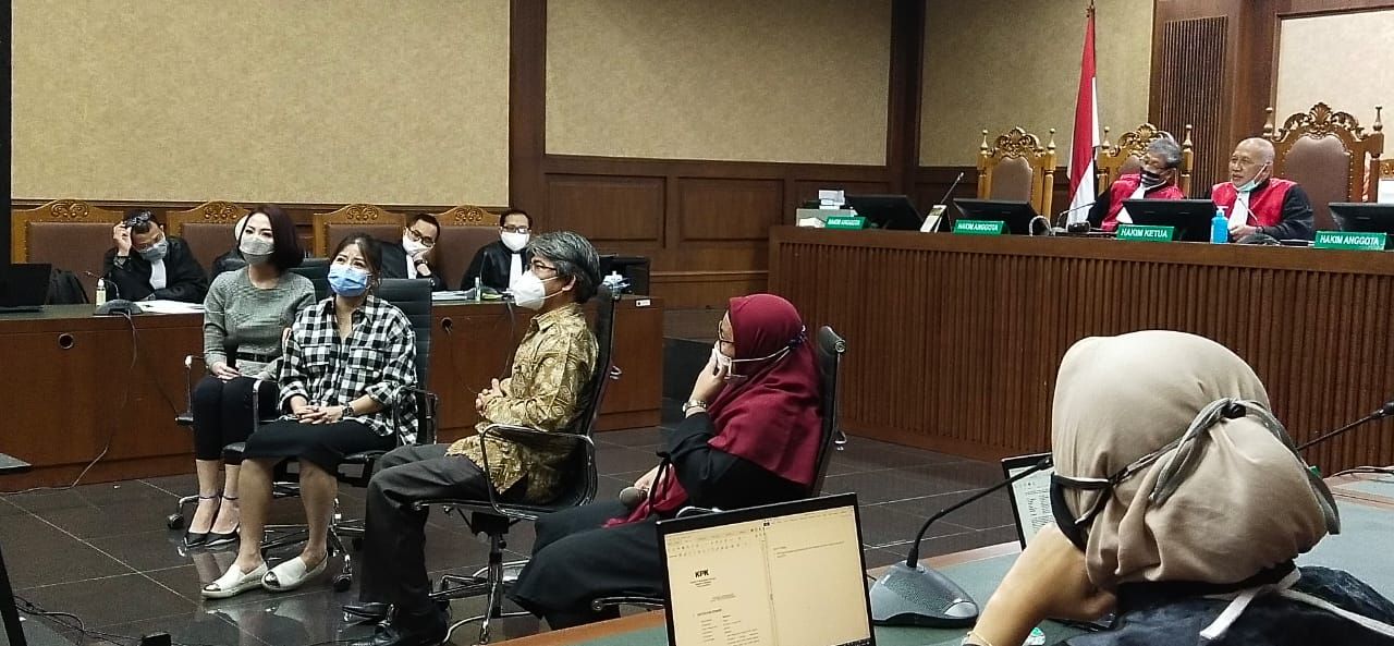 Selebgram Agnes Jennifer bersaksi di persidangan eks Sekretaris MA, Nurhadi