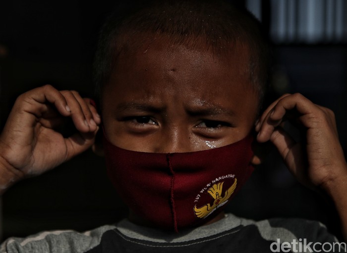 Sejumlah anak mengikuti belajar tatap muka di kawasan  SDN 03 Rupat Utara, Bengkalis, Riau, Kamis (19/11/2020).