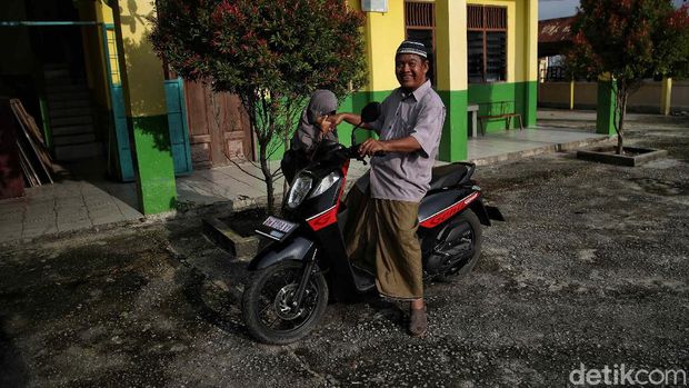 Sejumlah anak mengikuti belajar tatap muka di kawasan  SDN 03 Rupat Utara, Bengkalis, Riau, Kamis (19/11/2020).